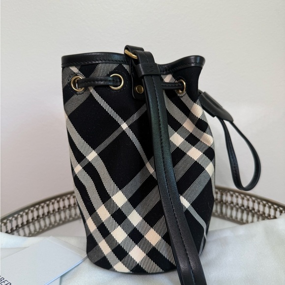 NEW Burberry Checked Drawstring bucket bag - Picture 5 of 10